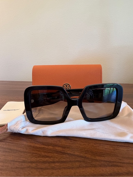 Tory Burch Accessories - Tory Burch Oversized Black Square Frame Sunglasses